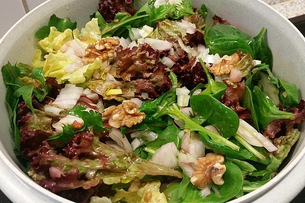 Mixed Leaf Salad with Red Onions and Walnuts