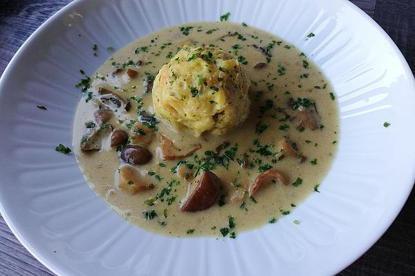 Mushrooms in Cream with Bread Dumplings