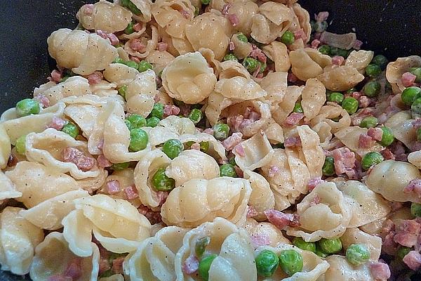 Mussel Pasta with Peas and Bacon