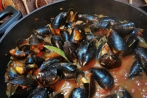 Mussels in Spicy Italian Tomato Garlic Sauce