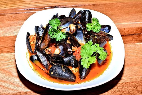 Mussels in Spicy Tomato and White Wine Sauce