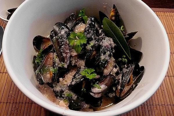 Mussels in White Wine Sauce with Garlic
