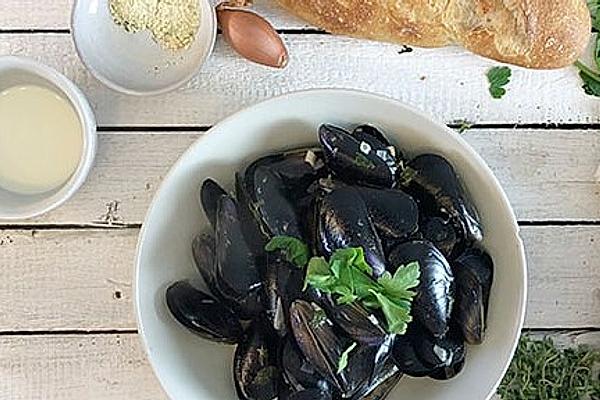 Mussels with Fresh Herbs, Garlic in Cream and White Wine Stock (Chardonnay)