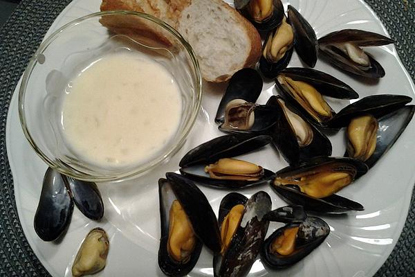 Mussels with Garlic – White Wine – Cream Sauce