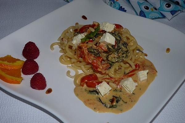 Noodles with Pasta Sauce Made from Tomatoes, Feta and Spinach