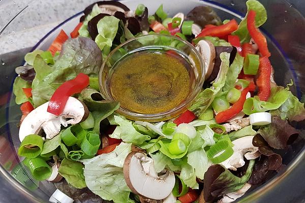 Oak Leaf Salad with Bell Pepper, Mushrooms and Spring Onions