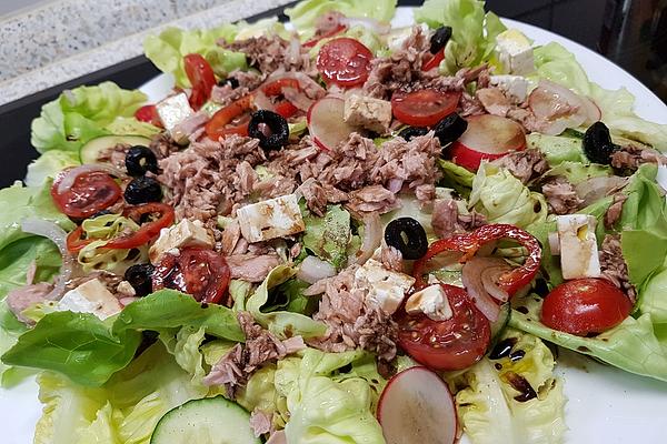 Oak Leaf Salad with Tuna and Sheep Cheese