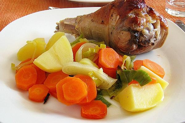 Oven-baked Turkey Leg with Juicy Vegetables