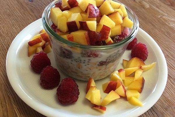 Overnigt Oats with Raspberries and Nectarine