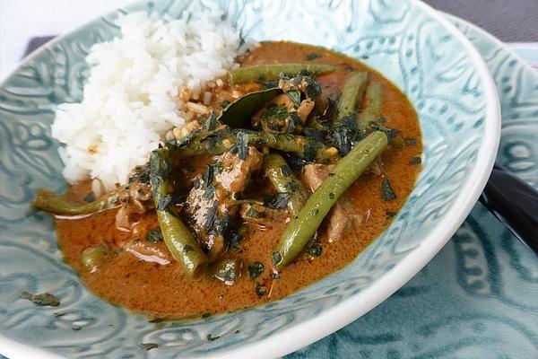 Paneng Curry with Pork and Snake Beans