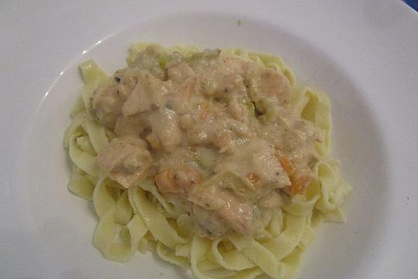 Pasta in Cream Sauce with Salmon, Leek and Carrots