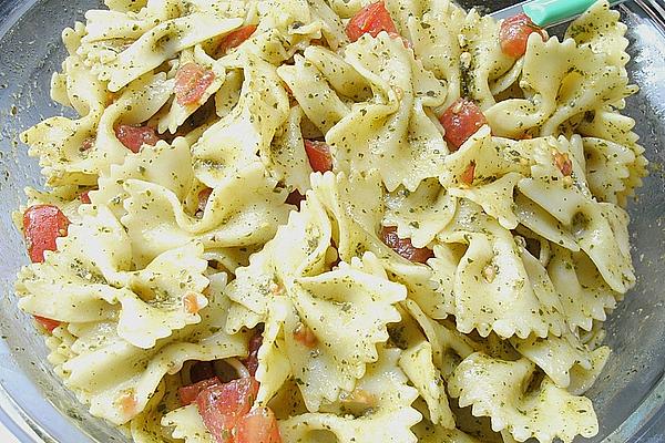 Pasta – Tomatoes – Mozzarella – Salad with Pesto