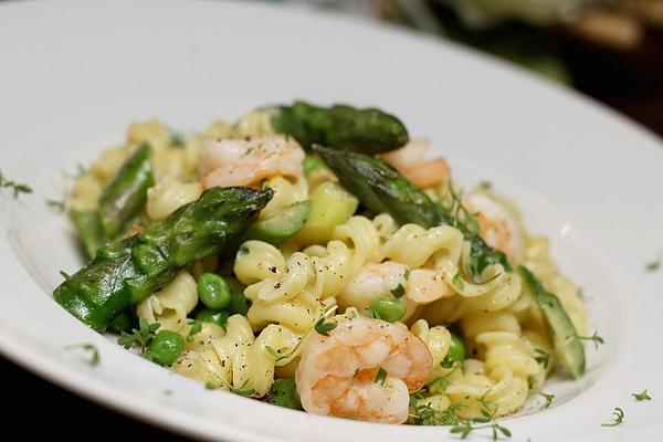 Pasta with Asparagus and Prawns