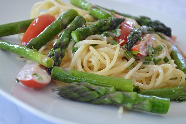 Pasta with Asparagus, Tomatoes and Wild Garlic