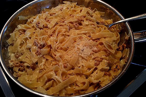 Pasta with Crabs in Creamy Cheese Sauce