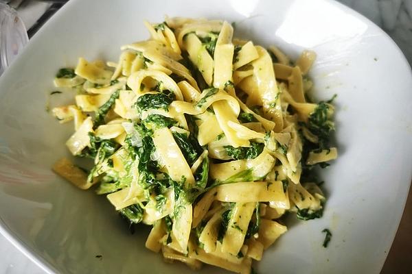 Pasta with Gorgonzola and Spinach Sauce