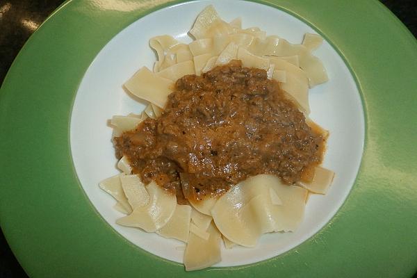 Pasta with Minced Meat, Cream and Cheese Sauce