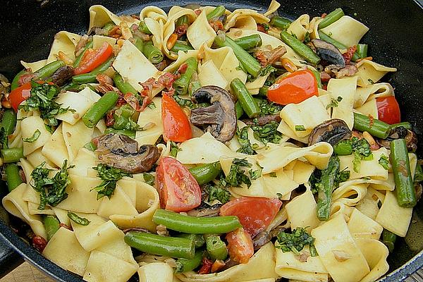 Pasta with Mushrooms, Green Beans and Cream Sauce