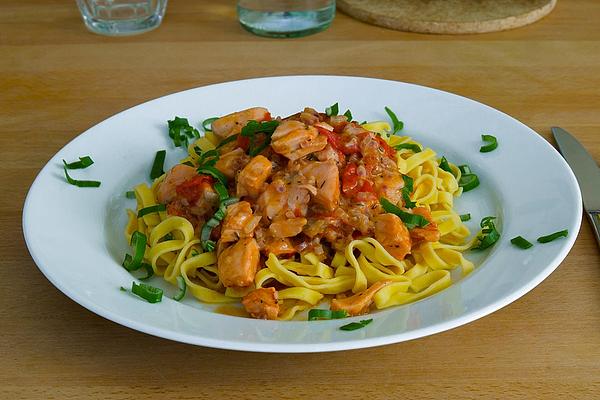 Pasta with Salmon and Tomato Sauce