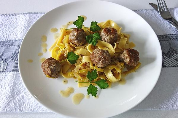 Pasta with Salsiccia and Leek in White Wine Sauce