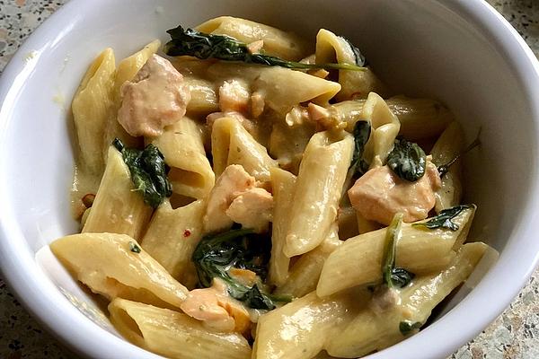 Penne with Spinach and Salmon Sauce