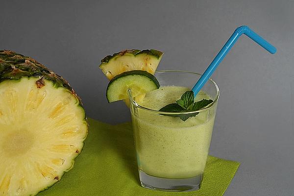 Pineapple and Cucumber Smoothie with Ginger and Mint