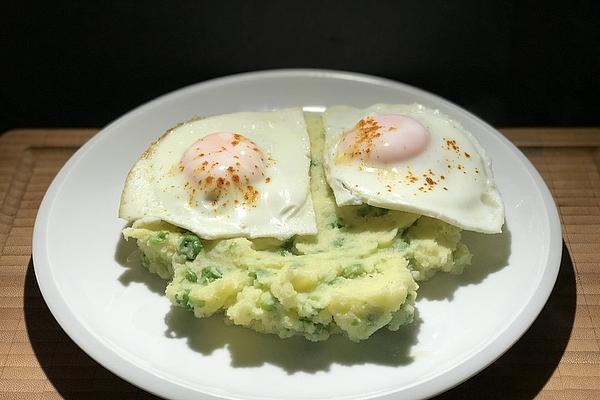 Potato – Pea Puree with Curry – Fried Egg