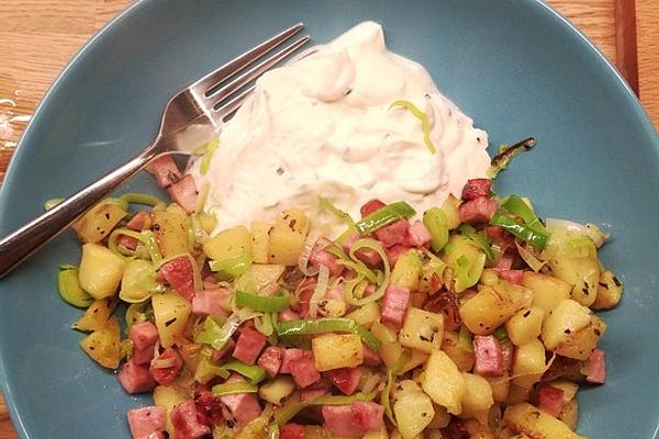 Potatoes with Hunting Sausage, Leek and Sour Cream