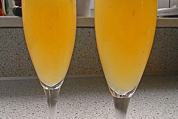 Prosecco with Apple Juice and Ginger