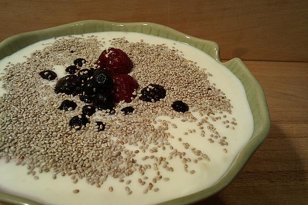 Protein Low-fat Quark with Berries and Chia Seeds