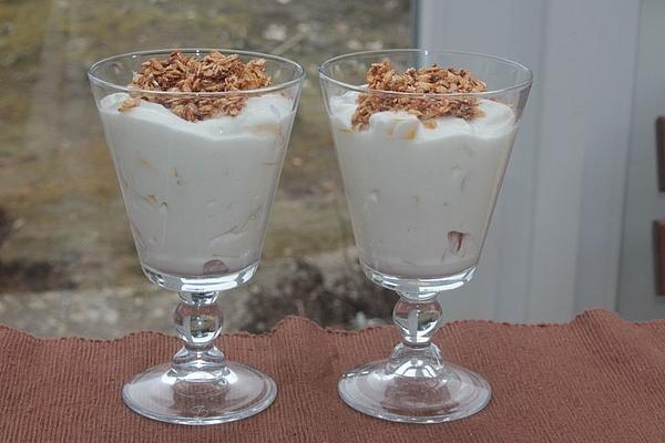 Quark Cream with Fruit and Oat Flakes