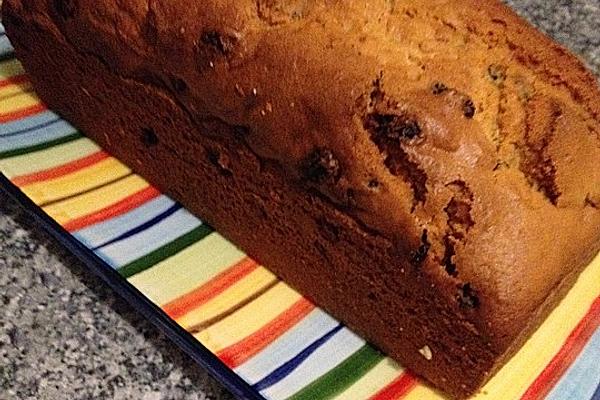 Raisin Cake with Almonds and Rum Flavor