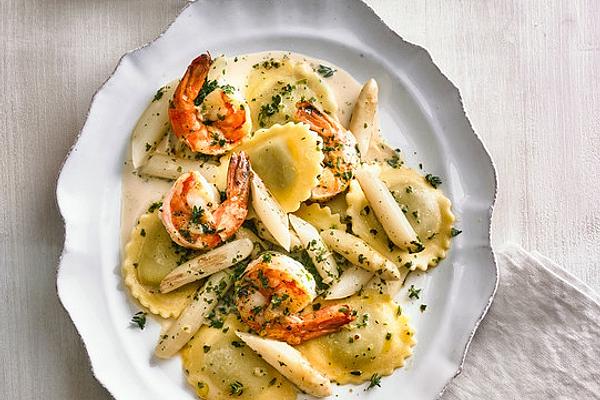 Ravioli with Fried Prawns and Asparagus in Herbal Cream