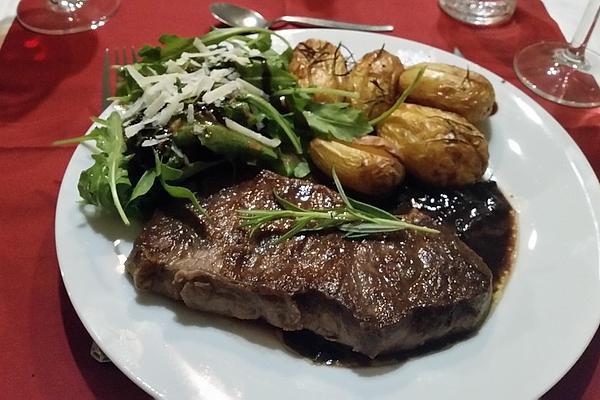 Red Wine Sauce with Beef or Ostrich Fillet and Baked Potatoes