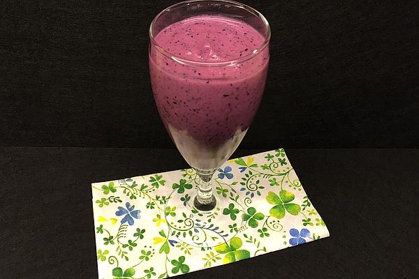 Refreshing Blueberry Smoothie with Yogurt