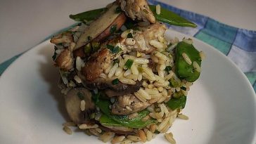 Spicy Rice Salad with Mushrooms and Peanuts