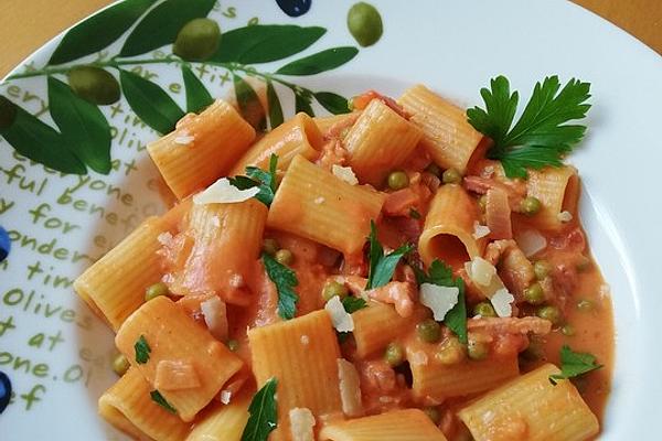 Rigatoni with Tomato and Bacon Sauce