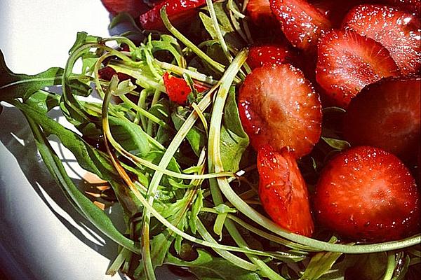 Rocket Salad with Strawberries and Pomegranate Acid