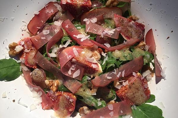 Salad with Figs, Arugula, Walnuts and Grapes