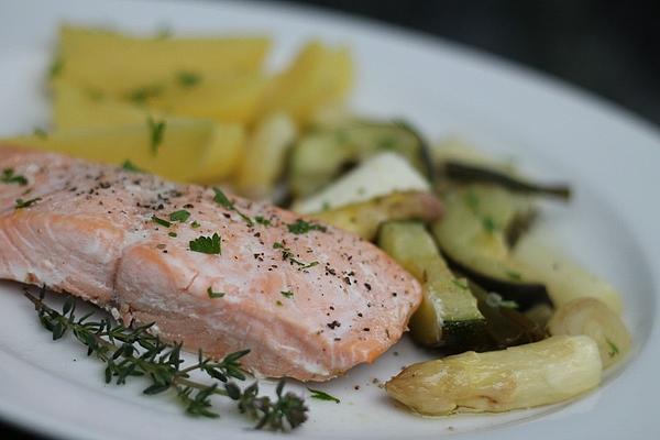 Salmon Fillet with Asparagus and Zucchini from Oven