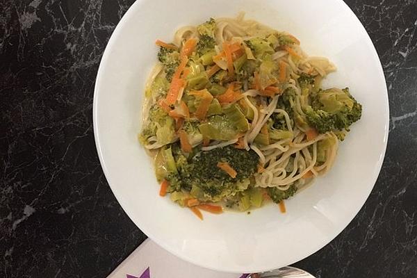 Simple Mie Noodle Vegetable Pan