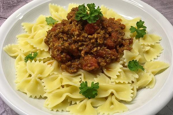 Simple Sauce Made from Minced Meat and Tomatoes