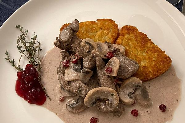Sliced ​​meat in Red Wine and Mushroom Sauce with Cranberries