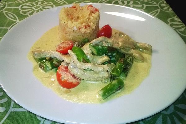 Sliced ​​meat with Green Asparagus in Curry Cream Sauce