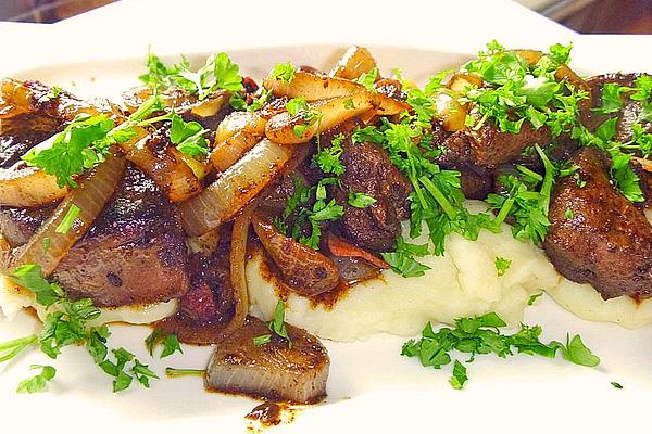 Sliced ​​onion Liver with Mashed Potatoes