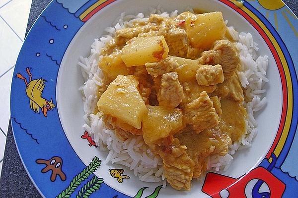 Sliced ​​turkey with Curry, Pineapple and Bananas