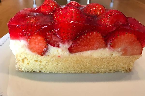 Small Strawberry Cake with Eggnog Base