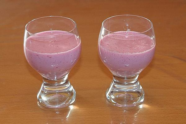 Smoothie with Marzipan and Berries