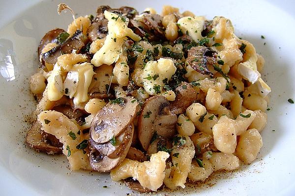 Spaetzle with `Grünland Cheese` and Mushrooms