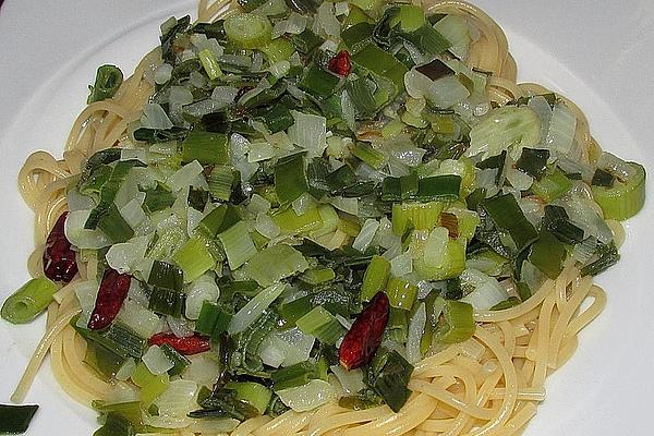 Spaghetti Alio Chili-Olio and Spring Onions in Wok